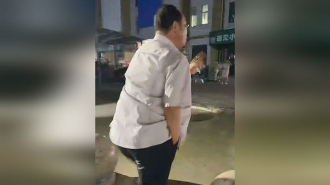 男子袒胸露肉亲女孩一口被要求道歉,公共场合的界限与尊重 男子袒胸露肉亲女孩一口被要求道歉,公共场合的界限与尊重